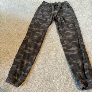 Athleta Farallon jogger camo size 2